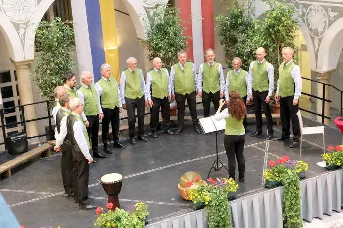 Von den musikalischen Glanzleistungen der Sänger restlos begeistert zeigten sich unter anderen Siegfried Ehrlich, Bezirksobmann des Sängergaues St. Veit/Feldkirchen, Bildungswerk-Bezirksobmann Karl Huber sowie Gemeinderat Harald Gradischnig.