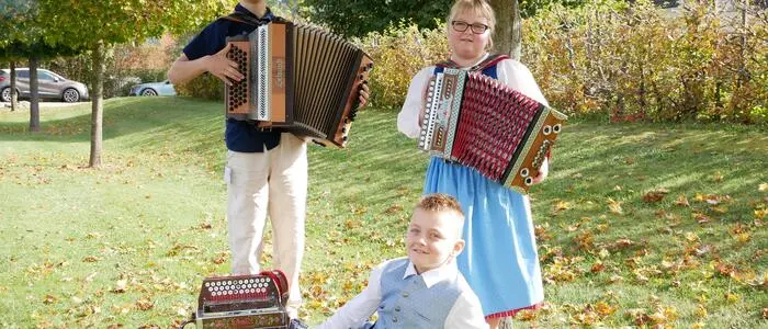 Emanuel Feiner, Rosalie Lang und Dominik Toth (vorne) brillierten auf der steirischen Harmonika