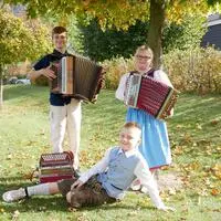 Emanuel Feiner, Rosalie Lang und Dominik Toth (vorne) brillierten auf der steirischen Harmonika