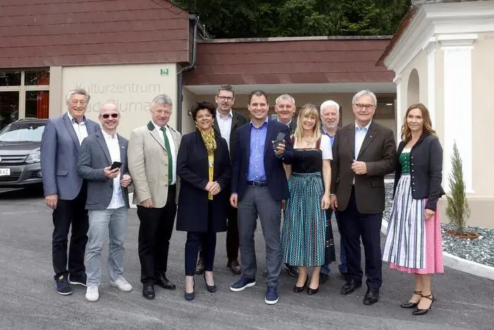 Gabriele Jahn (r.) mit dem damaligen Obmann der Leader-Region Thermenland-Wechselland Franz Majcen (2.v.r.) und Geschäftsführerin Beatrix Übelacker (4.v.r.) beim Projektabschluss „Vital digital“ im Jahr 2019