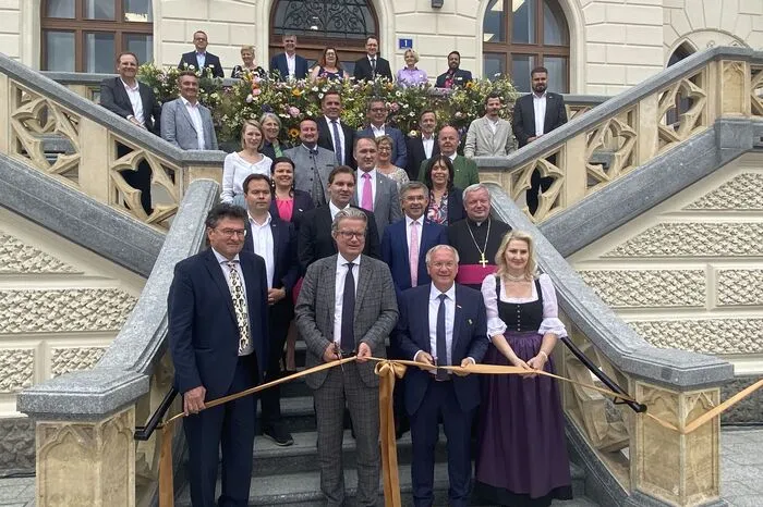 Nach den Festreden eröffnete Bürgermeister Josef Ober (1. Reihe 3. v.l.)  gemeinsam mit Landeshauptmann Christopher Drexler (1. Reihe 2.v.l.), Stadtamtsdirektor Michael Mehsner (1. Reihe, 1.v.l) und Bezirkshauptfrau Elke Schunter-Angerer (1. Reihe, 4.v.l) das neue Rathaus.