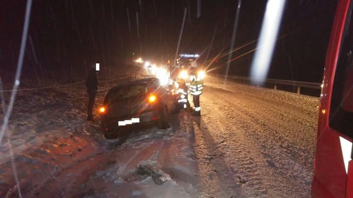 Gegen 6.40 Uhr kam ein Pkw auf der B72 in Radling Richtung Jassing von der Straße ab