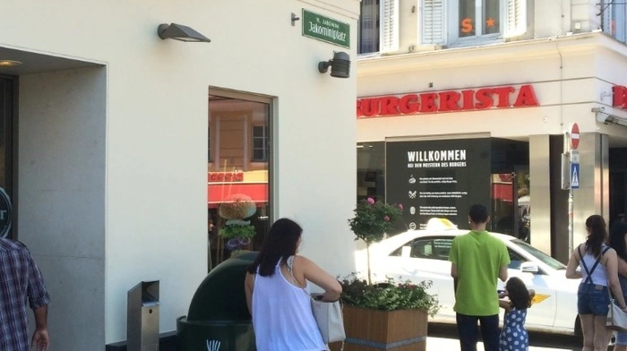 Direkt vis-a-vis von McDonald's. . .