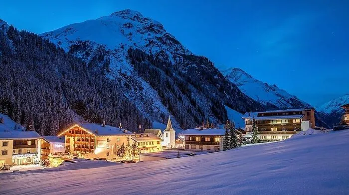 Beim Pitztaler Bergadvent im kleinen, tief verschneiten Dörfchen Plangeross setzt man auf Tradition, Brauchtum und Stille – kein Kitsch und keine Hektik.
