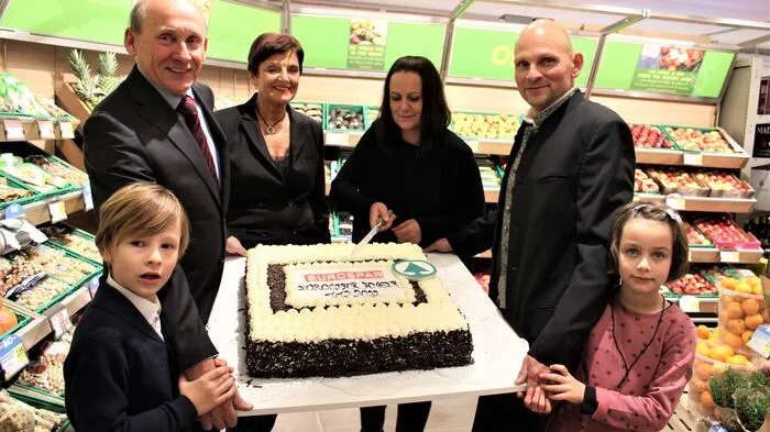 Familie Zsifkovits freut sich nach sechs Wochen endlich wieder ihre Kundinnen und Kunden im modernisierten Eurospar willkommen zu heißen