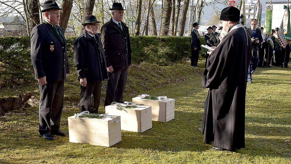 In schlichten Holzkisten wurden die Gebeine der Soldaten bestattet