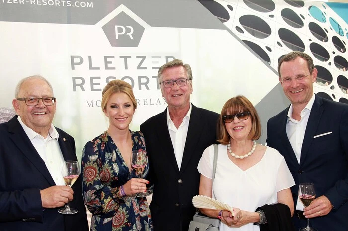 Die Eigentümer Anton Pletzer (links) und Manfred Pletzer (rechts) feierten mit Hoteldirektorin Tanja Blank, Altbürgermeister Harald Scheucher mit Lebensgefährtin Sigrid Santer und zahlreichen weiteren Gästen.