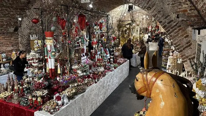 Unter dem Titel „Der Zauber vergangener Weihnachten” öffnete die größte kunsthandwerkliche Weihnachtsausstellung Österreichs ihre Pforten im romantischen Wasserschloss Burgau. 