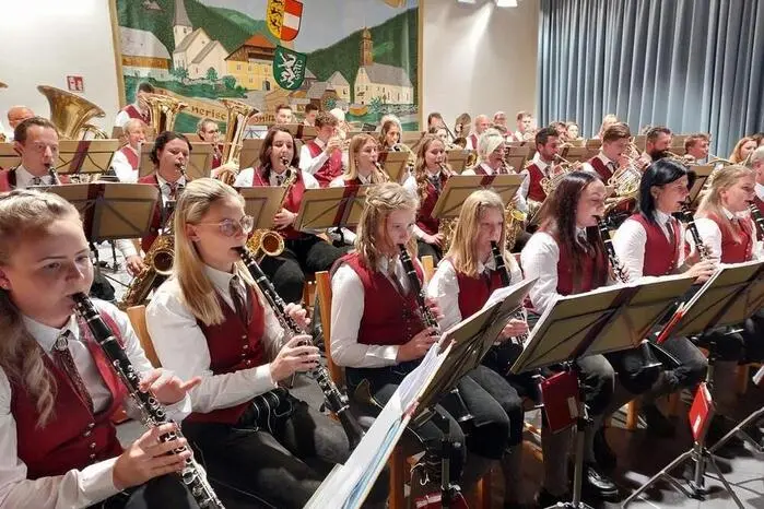 Geleitet wurde das Konzert von Kapellmeister Manuel Mang, der sich am Ende für die Unterstützung anderer Musikvereine bedankte. In Summe wirkten 60 Musikerinnen und Musiker mit.