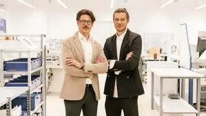 Zwei junge Männer im Anzug stehen in einem Produktionsraum | Matthäus (links) und Nikolaus Hirsch führen das Familienunternehmen in vierter Generation