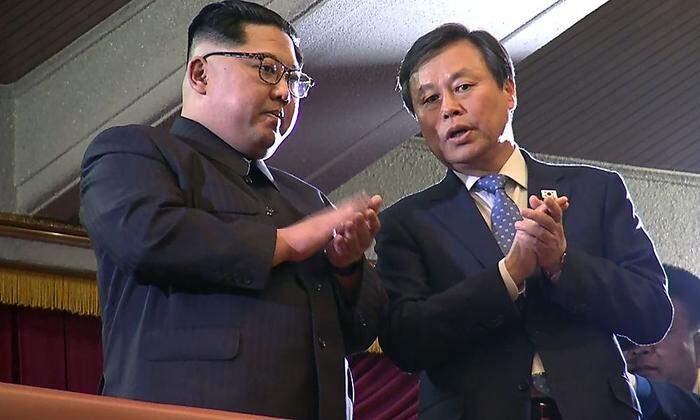 Kim Jong-un (links) mit Südkoreas Kulturminister Do Jong-whan beim Konzert