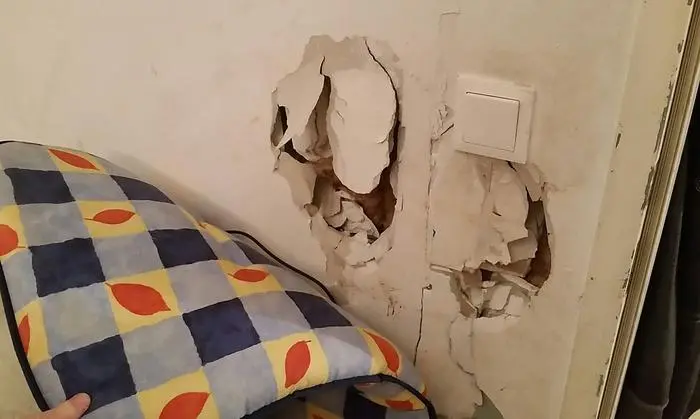 Löcher in der Wand, wo Markus gestürzt ist