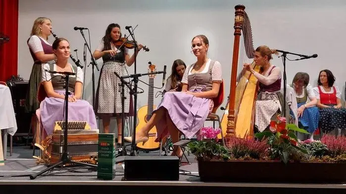 Volkskultur pur stand am Samstagabend im Festsaal der Mittelschule Oberwölz auf dem Programm. Beim Steirischen Sänger- und Musikantentreffen, das von der Kulturinitiative Oberwölz organisiert wurde, präsentierten sich zahlreiche Musikgruppen aus der Region einem begeisterten Publikum und zeitversetzt auch den Radiohörern von ORF Radio Steiermark.