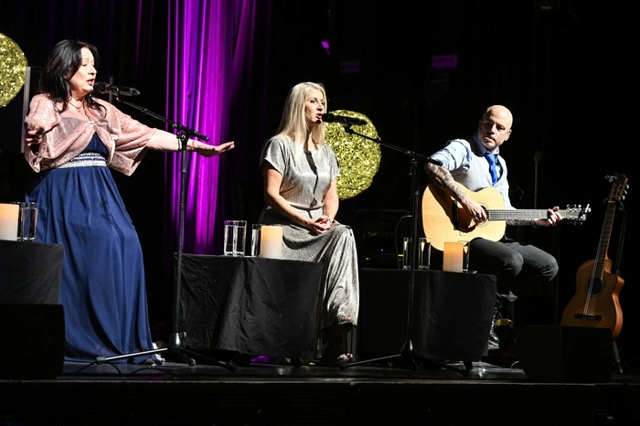 Besonders von den Sängerinnen Sabine Holzinger mit ihrem dunkel eingefärben Timbre und genial ergänzt von Astrid Wirtenberger, spielte die Band ihr ganzes Können aus.