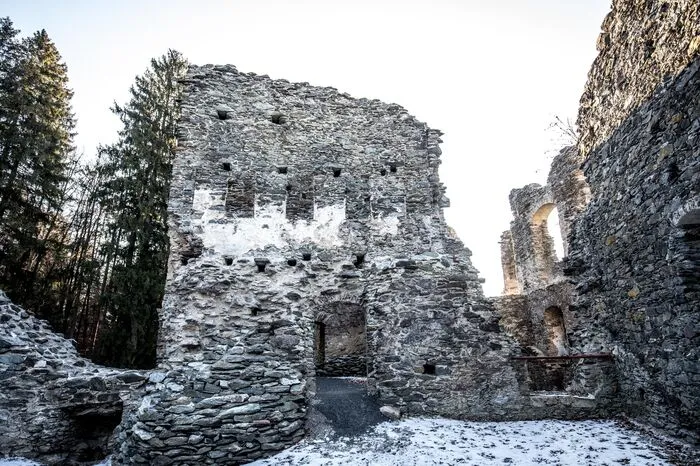 Einige Mauern lassen sich "lesen" wie ein Baugeschichtsbuch: Dort zeichnen sich die Zinnen der ersten Burg, auf die später einfach weitere Stockwerke aufgesetzt wurden, deutlich ab.