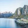 Kleine Dörfer mit den typischen Trockengestellen für Stockfische ziehen sich über die rund 80 Inseln der Lofoten