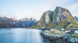 Kleine Dörfer mit den typischen Trockengestellen für Stockfische ziehen sich über die rund 80 Inseln der Lofoten