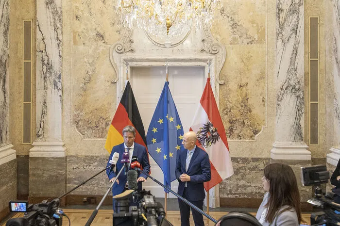 "Deutschland hat mit schnelleren Genehmigungsverfahren und im Bereich Wasserstoff wichtige Akzente gesetzt, welche für uns Vorbild sein können." Kocher sagte, es gehe darum, bei den großen Herausforderungen gemeinsame Lösungen zu finden.
