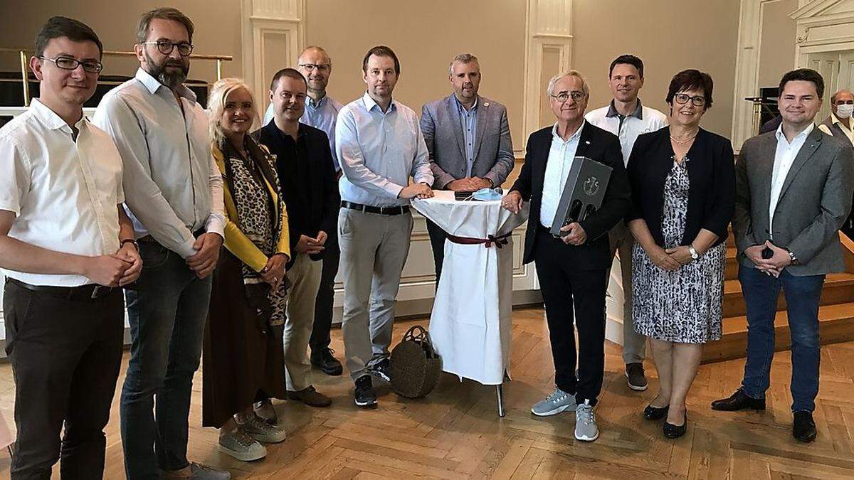 Bürgermeister Hans-Peter Schlagholz (Vierter von rechts) mit Politkollegen aller Fraktionen und Stadtpfarrer Christoph Kranicki (links)