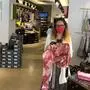 Im Trendstore wird Mode mit Mundschutz verkauft