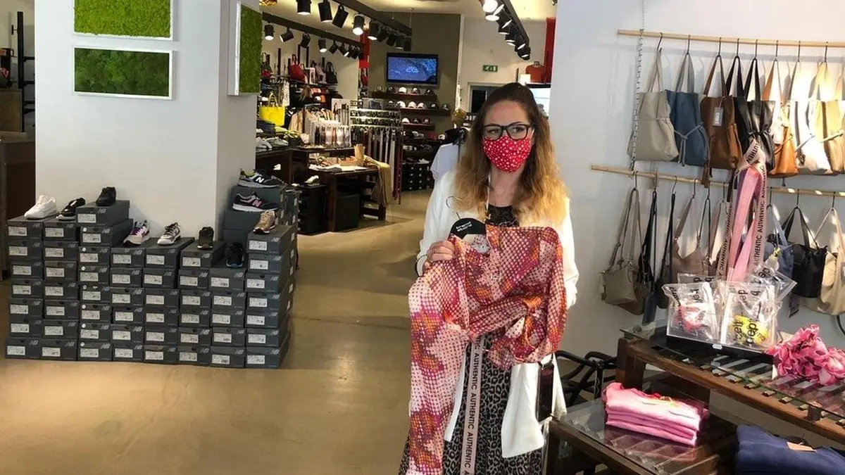 Im Trendstore wird Mode mit Mundschutz verkauft