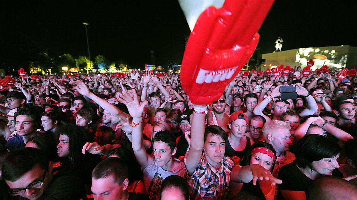 Getränke zahlt man heuer bei den großen heimischen Popfestivals erstmals bargeldlos