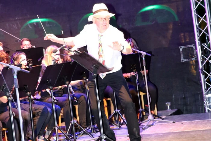 Als Meister seines Faches entpuppte sich Kapellmeister Günther Pachler, hatte er seine 60 Mann/Frau starke Musikertruppe fest in der Hand.