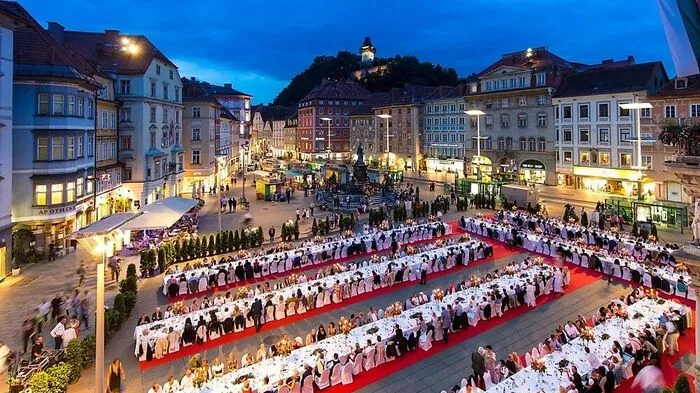 Die tatsächlich "Lange Tafel der Genusshauptstadt"
