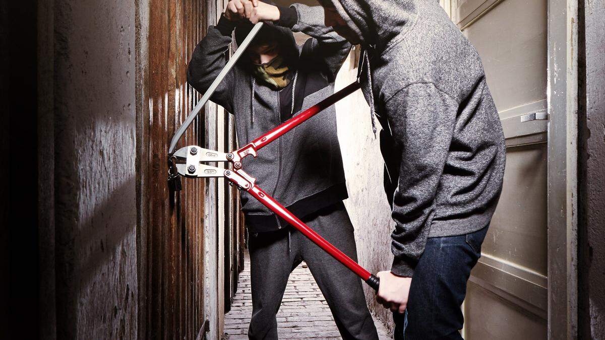 Über ein Kellerfenster gelangten die Täter in die Schule (Sujetfoto)