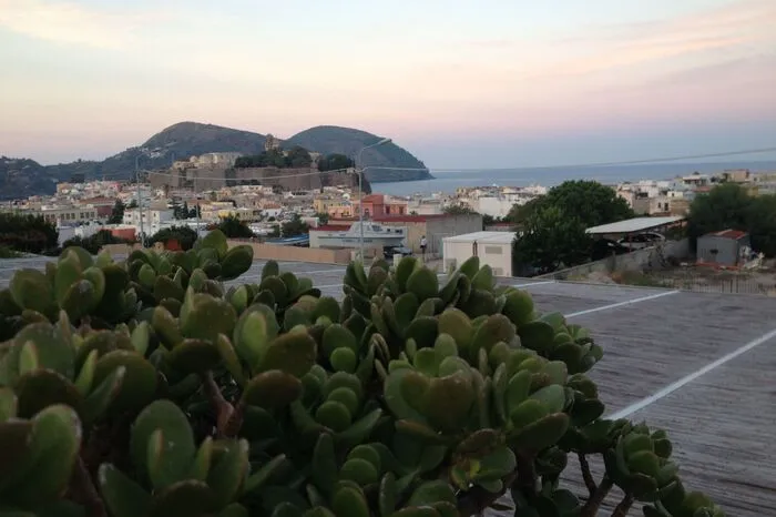 Hauptstadt ist Lipari auf der gleichnamigen zentralen Insel. Dort wohnen rund 5000 Menschen.