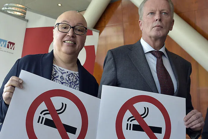 2015 haben Gesundheitsministerin Sabine Oberhauser (SPÖ) und Wirtschaftsminister Reinhold Mitterlehner (ÖVP) die neue "Rauchverbot"-Regelung beschlossen: Generelles Verbot in der Gastronomie ab Mai 2018.