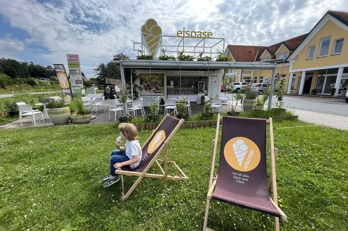 Kleine Eis-Pause beim Hartler Kreisverkehr an der B54.