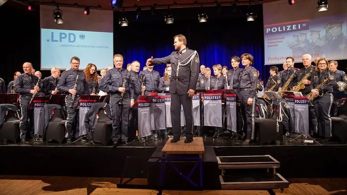 Die Polizeimusik unter der Leitung von Kapellmeister Revier-Inspektor Martin Irrasch ist 57 Personen stark. Sie spielte ein anspruchsvolles Repertoire von der "Austrian Overture" bis zu einem Rainhard-Fendrich-Medley.  