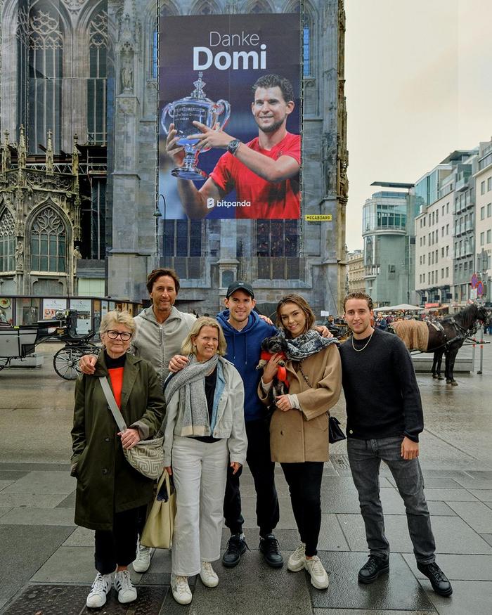 Dominic Thiem samt Familie und Freundin Lili vor dem Plakat