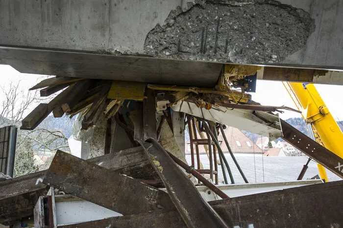 Unter der halb zu Boden gegangenen Brücke