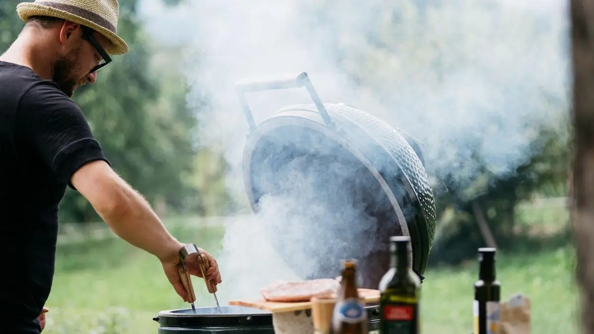 Fleischermeister Robert Buchgraber am Keramikgrill