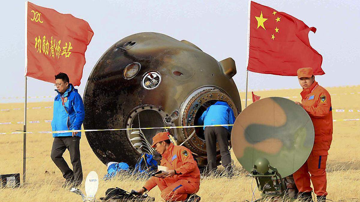 China hat ambitionierte Pläne:  Die Bodencrew checkt die Kapsel von Shenzhou 11 nach dem Wiedereintritt