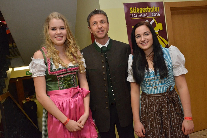 Am Hausball, Luisa Greiderer, Robert Wutte und Athena Maurer.