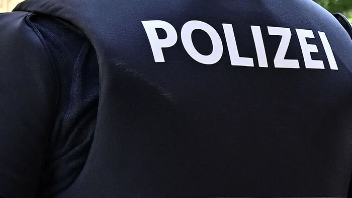 Die Polizei zeigt den mutmaßlich gewalttätigen Mann an - Symbolfoto