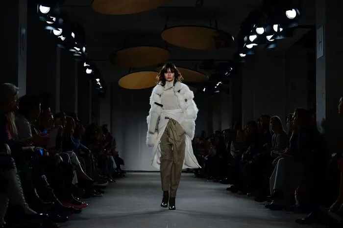 Unter den Gästen der Auftaktschau befanden sich die Schauspielerinnen Christiane Paul, Nora von Waldstätten, Jasmin Tabatabai und Bibiana Beglau. Anders als früher wurden am Eingang die Taschen der Besucher kontrolliert.
