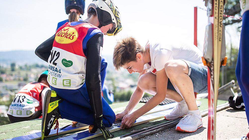 Team-Weltmeisterin Sophie Sorschag half dem Nachwuchs in Villach wo es nötig war