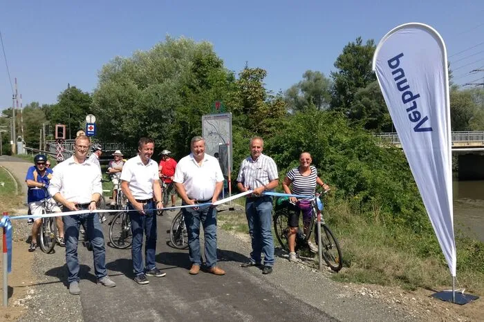 Am Freitagvormittag wurde der Radweg wieder eröffnet. Verbund-Projektleiter Wolfgang Troy, Werksgruppenleiter Franz Fink, der Lebringer Bürgermeister Franz Labugger und der Wildoner Bürgermeister Helmut Walch schnitten bei der offiziellen Eröffnung gemeinsam das Band durch.