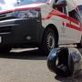 Sujet Motorradunfall: Ein Helm liegt vor einem Rettungsauto am Boden