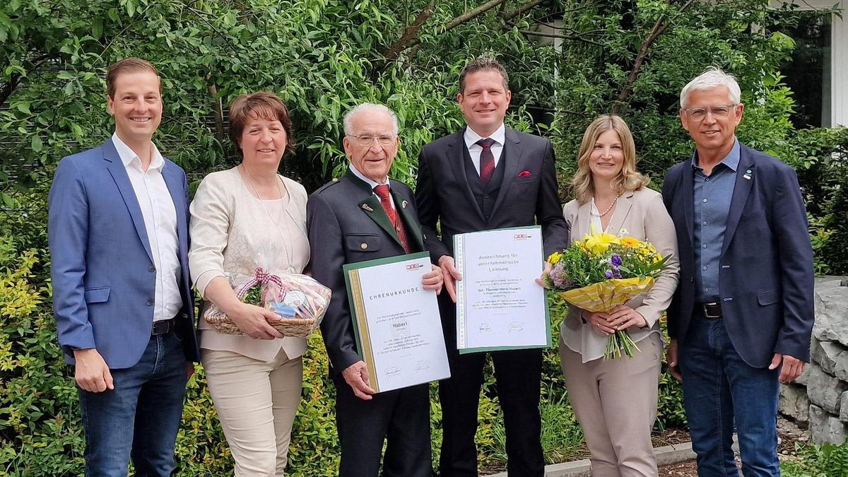 Gröbmings Bürgermeister Thomas Reingruber, Michaela Schweiger (geborene Haberl), Horst, Thomas und Kerstin Haberl sowie WK-Regionalstellenobmann Egon Hierzegger