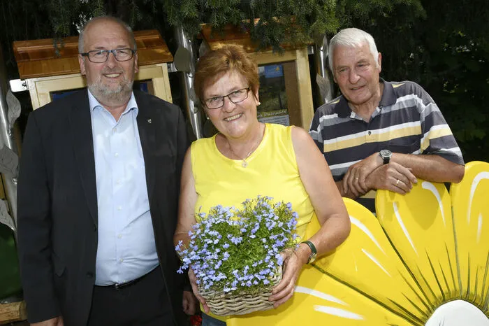 Blumenwanderweg in St. Peter: Bürgermeister Franz Eder, Gretl und Sepp Brugger