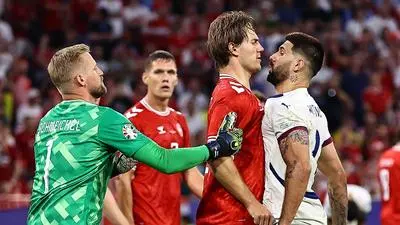 Sport Bilder des Tages Aleksandar Mitrovic of Serbia squares up to Joachim Andersen of Denmark Denmark v Serbia, UEFA European Championship, EM, Europameisterschaft 2024, Group C, Football, Munich Football Arena, Munich, Germany, 25 Jun 2024 EDITORIAL USE ONLY No use with unauthorised audio, video, data, fixture lists, club/league logos or live services. Online in-match use limited to 120 images, no video emulation. No use in betting, games or single club/league/player publications. PUBLICATIONxINxGERxSUIxAUTxHUNxGRExMLTxCYPxROUxBULxUAExKSAxONLY Copyright: xMichaelxZemanek/Shutterstockx 14555536ds