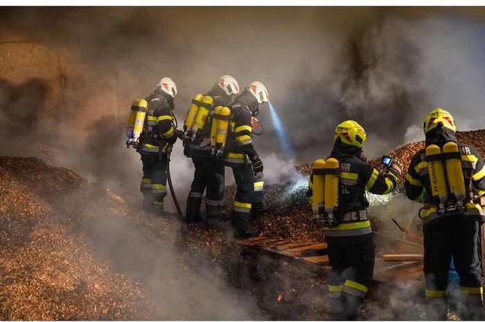 Ein "ausgedehnter Brand" im Lager hatte...