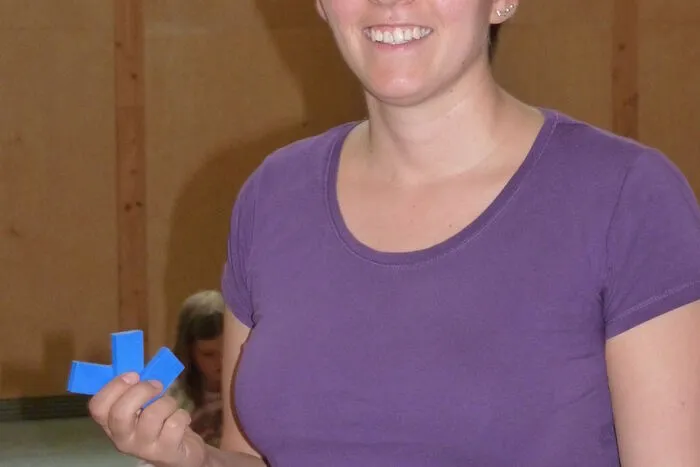 Domino Day in St. Johann | Kathrin Wagner hat die Kinder beim Aufstellen der Dominosteine betreut und unterstützt