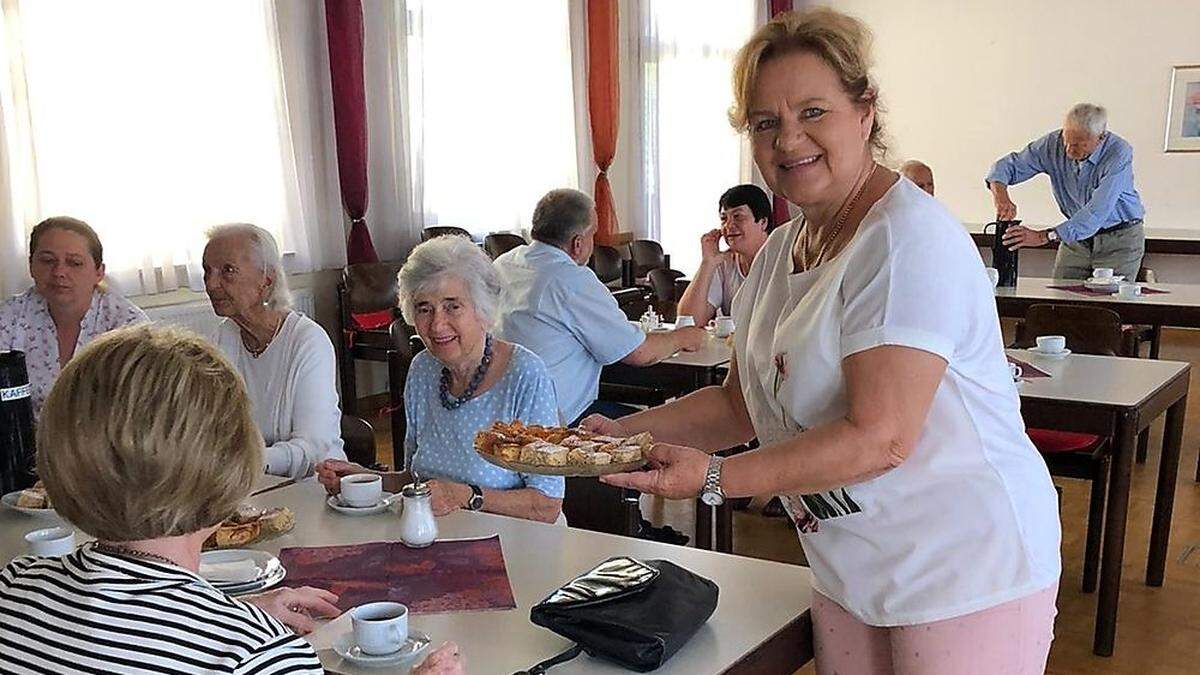 Josefine „Josy“ Warch beim ersten Pfarrcafé nach der Coronapause Anfang Juli. Auch heute gibt es ein Pfarrcafé