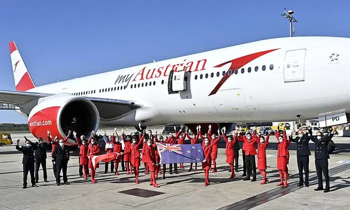 ABD0051_20200410 - SCHWECHAT - ÖSTERREICH: Coronavirus: AUA-Crew nach der Ankunft des vorerst letzten AUA-Rückholfluges aus Neuseeland am Freitag, 10. April 2020 in Wien-Schwechat. - FOTO: APA/HANS PUNZ